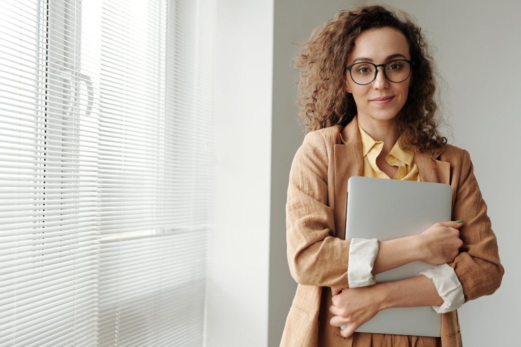 donna che supera gli esami di certificazione professionale online