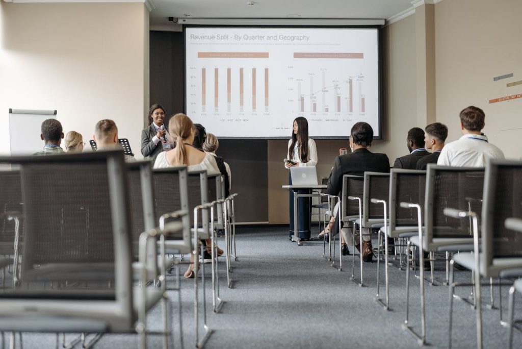 persone ad una conferenza per costruire una rete di contatti professionale